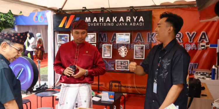 Kehadiran Ketua DPRD Provinsi Jambi Edi Purwanto di stand Usaha Mikro Kecil Menengah (UMKM) Jambi Mantap Expo 2023 dalam rangkaian peringatan HUT Provinsi Jambi ke-66, Rabu (4/1/2023)
