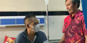 Ketua DPRD Provinsi Jambi, Edi Purwanto mengunjungi Nurman SAD 113 yang dirawat di RSUD Raden Mattaher, Senin sore (2/1).