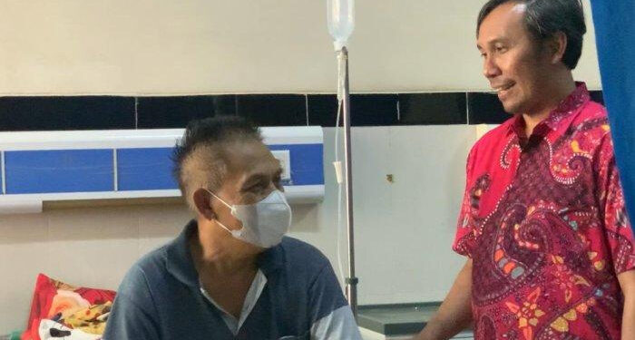 Ketua DPRD Provinsi Jambi, Edi Purwanto mengunjungi Nurman SAD 113 yang dirawat di RSUD Raden Mattaher, Senin sore (2/1).