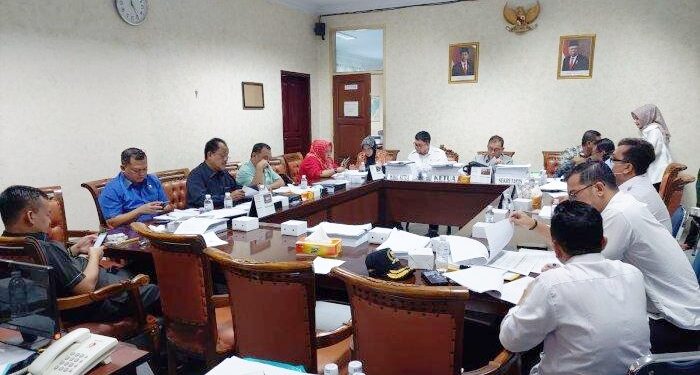 Anggota Komisi III DPRD Provinsi Jambi laksanakan Rapat Dengar Pendapat (RDP) dengan Dinas Perhubungan Provinsi Jambi, Senin (16/1/2023).