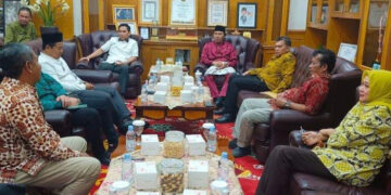 Ketua DPRD Provinsi Jambi Edi Purwanto bersama Wakil Ketua Faizal Riza dan Sekwan Amir Hasbi terima kunjungan anggota Komisi II DPRD Kota Jambi, di ruang kerja Ketua DPRD Provinsi Jambi.Rabu (4/1/23).