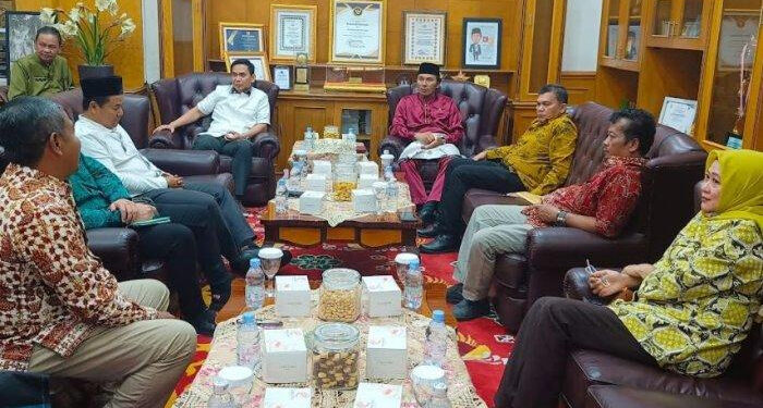 Ketua DPRD Provinsi Jambi Edi Purwanto bersama Wakil Ketua Faizal Riza dan Sekwan Amir Hasbi terima kunjungan anggota Komisi II DPRD Kota Jambi, di ruang kerja Ketua DPRD Provinsi Jambi.Rabu (4/1/23).