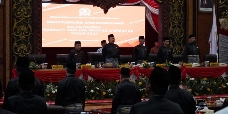 DPRD Provinsi Jambi Mengelar Rapat Paripurna dalam Rangka Memperingari HUT ke-66 Provinsi Jambi di Gedung DPRD Provinsi Jambi, Jum'at (06/01/2023).