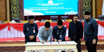 Anggota DPRD Provinsi Jambi dan Pemerintah Provinsi Jambi setujui lima Ranperda Provinsi Jambi jadi Perda