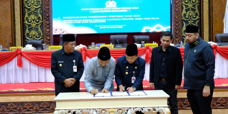 Anggota DPRD Provinsi Jambi dan Pemerintah Provinsi Jambi setujui lima Ranperda Provinsi Jambi jadi Perda