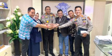 Anggota DPRD Provinsi Jambi Menyambangi Ditlantas Polda Jambi. Kedatangan Abun yani Bersama Rekannya Nur Tri kadarini dan Samsul Ridwan ini disambut langsung Dirlantas Polda Jambi Kombes Pol Dhafi didampingi Wadirlantas.