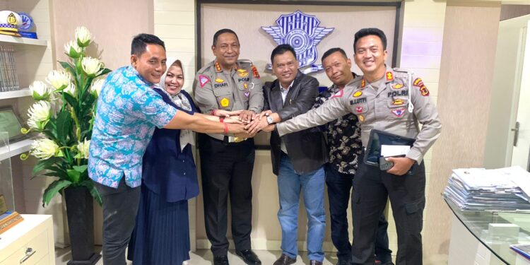 Anggota DPRD Provinsi Jambi Menyambangi Ditlantas Polda Jambi. Kedatangan Abun yani Bersama Rekannya Nur Tri kadarini dan Samsul Ridwan ini disambut langsung Dirlantas Polda Jambi Kombes Pol Dhafi didampingi Wadirlantas.