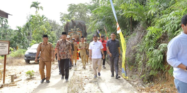 Ketua DPRD Provinsi Jambi tinjau jalan provinsi di Sarolangun. Foto dok Humas DPRD Prov Jambi