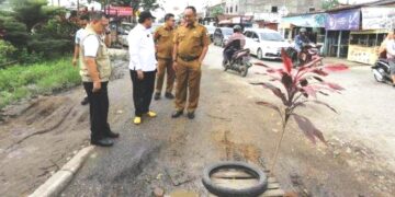 Anggota DPRD Provinsi Jambi Tinjau Jalan Rusak Parah di Buluran