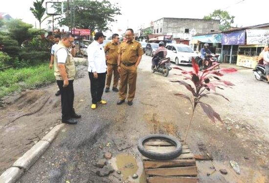 Anggota DPRD Provinsi Jambi Tinjau Jalan Rusak Parah di Buluran