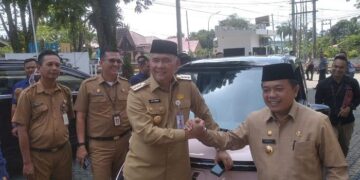 Gubernur Al Haris dan Syarif Fasha, Tes Drive Mobil Listrik Bersama Saat Peresmian SPKLU Pertama di Jambi