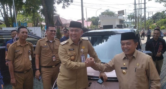Gubernur Al Haris dan Syarif Fasha, Tes Drive Mobil Listrik Bersama Saat Peresmian SPKLU Pertama di Jambi