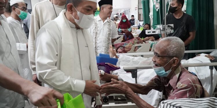 Gubernur Al Haris Sambut Malam Takbiran Bersama Pasien RSUD Ragen Mataher