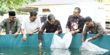 Ketua DPRD Jambi Serahkan 40 Ribu Bibit Ikan Lele Kepada Pokdakan di Tehok.