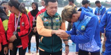 Al Haris Merasa Bangga Terhadap Cabor Dayung Jambi dan Serahkan 6 Unit Dragon Boan