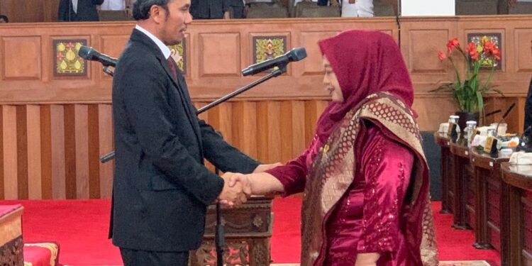 Edi Purwanto Pimpin Pengambilan Sumpah PAW Lilis Ismayani Setia Dewi