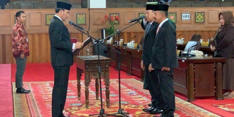 Ketua DPRD Jambi Pimpin Rapat PAW Ismed dan Andarno.