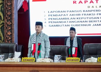 Edi Purwanto Gunakan Syal Palestina Pimpin Rapat Paripurna