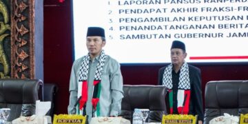 Edi Purwanto Gunakan Syal Palestina Pimpin Rapat Paripurna