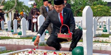 Jadi Irup Upacara Ziarah, Edi Purwanto Tabur Bunga di Makam Pahlawan