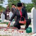 Jadi Irup Upacara Ziarah, Edi Purwanto Tabur Bunga di Makam Pahlawan
