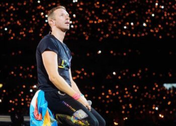 Bikin Heboh, Jelang Konser, Chris Martin Jalan Nyeker di Jalanan Jakarta