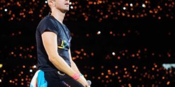 Bikin Heboh, Jelang Konser, Chris Martin Jalan Nyeker di Jalanan Jakarta