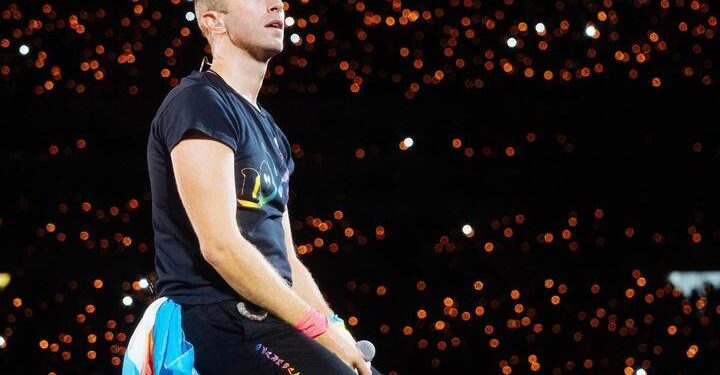 Bikin Heboh, Jelang Konser, Chris Martin Jalan Nyeker di Jalanan Jakarta