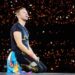 Bikin Heboh, Jelang Konser, Chris Martin Jalan Nyeker di Jalanan Jakarta