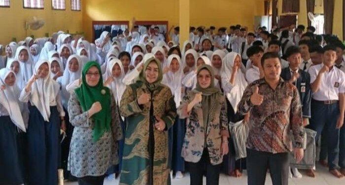Anggota Dewan Prov Jambi Hadiri dan Beri Motivasi di Kegiatan MPLS SMKN 1 Tebo
