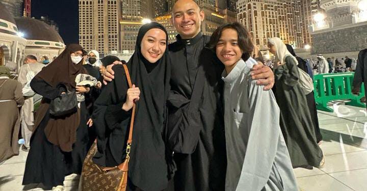 Telah Jadi Istri Tiko Aryawardhana, BCL Umrah untuk  Mendiang Ashraf