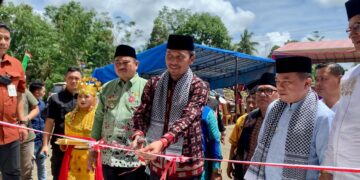 Edi Purwanto Potong Pita Peresmian Masjid Raya diRantau Keloyang