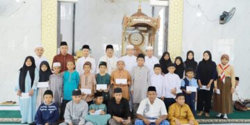 Bupati Tanjab Barat Safari Jum’at di Masjid As-Shahabah komplek BTN Manunggal 1 dan Berikan Santunan