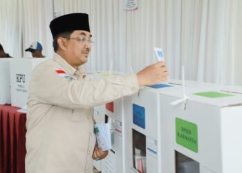 Bupati Anwar Sadat Nyoblos di TPS 003 Kelurahan Sriwijaya Tungkal Ilir