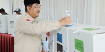 Bupati Anwar Sadat Nyoblos di TPS 003 Kelurahan Sriwijaya Tungkal Ilir