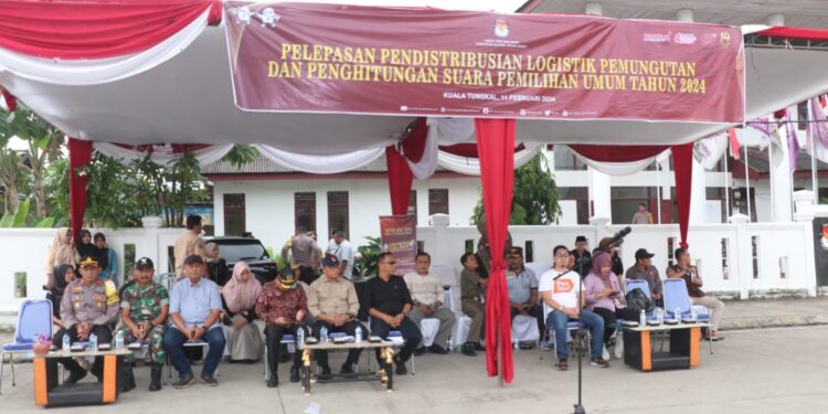 Plh Sekda Tanjabar Lepas Pendistribusi Logistik Pemungutan dan Penghitungan Suara Pemilu 2024