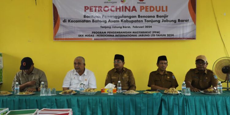Pemkab Tanjabar Salurkan 229 Paket Bantuan Penanggulangan Bencana Banjir di Kecamatan Batang Asam