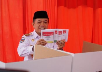 Gubernur Al Haris Minta Petugas KPPS Teliti dan Bersabar Saat Nyoblos di TPS 32 Rawasari