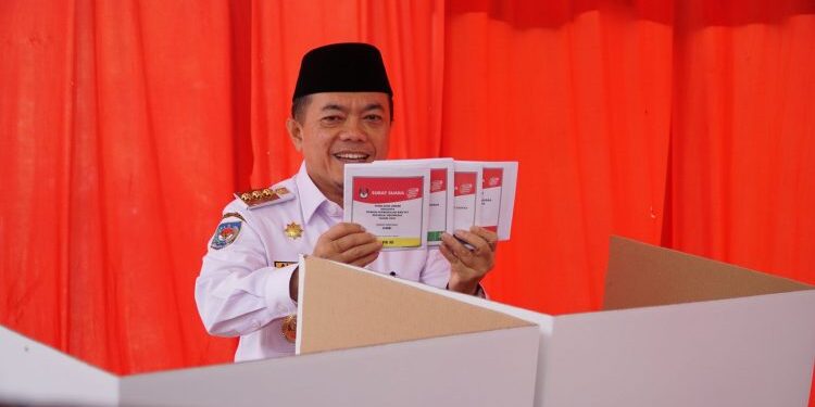 Gubernur Al Haris Minta Petugas KPPS Teliti dan Bersabar Saat Nyoblos di TPS 32 Rawasari