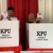 Ikut antre bersama masyarakat, Edi Purwanto bersama Istri Nyoblos di TPS 13 Kenali Besar