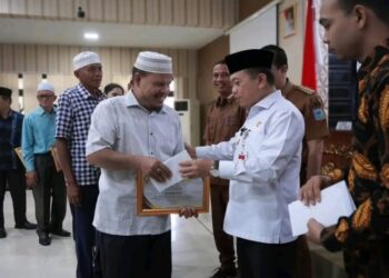 Pemprov Jambi Serahkan Piagam dan Tali Asih Untuk Pensiunan Guru