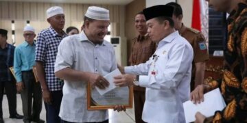 Pemprov Jambi Serahkan Piagam dan Tali Asih Untuk Pensiunan Guru