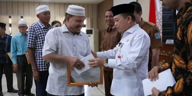 Pemprov Jambi Serahkan Piagam dan Tali Asih Untuk Pensiunan Guru