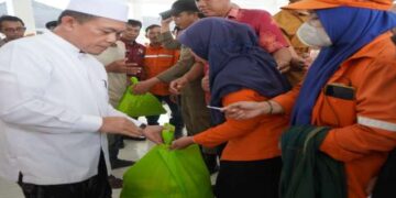 Gubernur Al Haris berikan Bantuan Sembako Kepada Petugas Kebersihan Kota Jambi