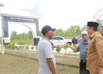 Bupati Tanjab Barat Tinjau TPU Desa Sialang