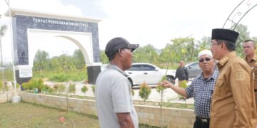 Bupati Tanjab Barat Tinjau TPU Desa Sialang