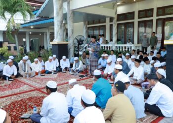 Bupati Tanjab Barat Pimpin Buka Puasa Bersama dengan Anak Honorer Lapangan