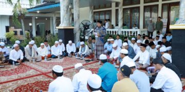 Bupati Tanjab Barat Pimpin Buka Puasa Bersama dengan Anak Honorer Lapangan