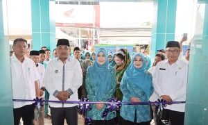 Bupati Tanjab Barat Didampingi Ketua Tim Penggerak PKK Meresmikan Gedung Baru Sekretariat TP-PKK