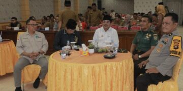 Bupati Tanjab Barat Berikan Penghargaan Kepada Pengelola PBB-P2 Terbaik